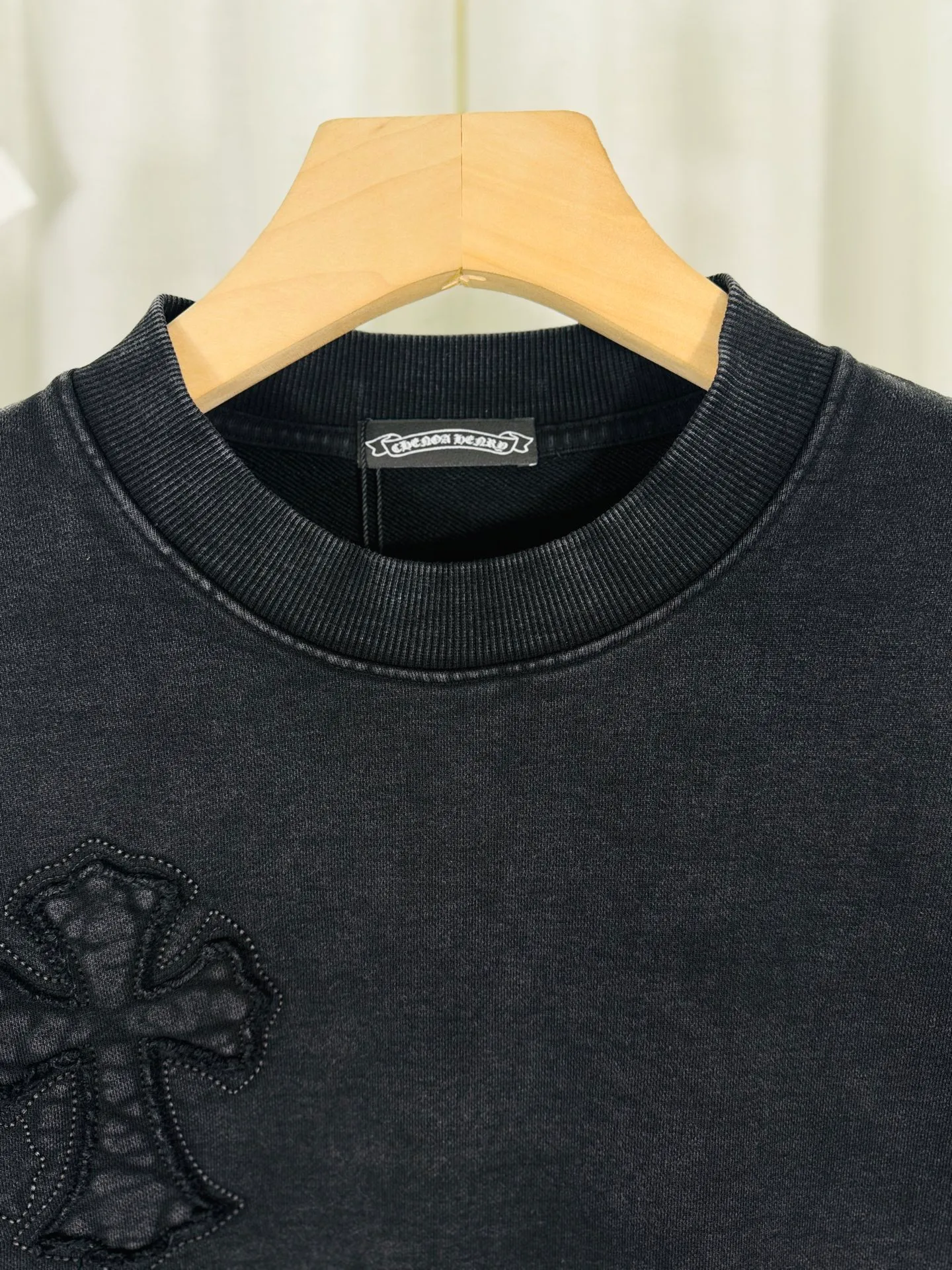 P260 top version, real shot without P, ​​different from market currency) 𝗖𝗵𝗿𝗼𝗺𝗲 𝗛𝗲𝗮𝗿𝘁𝘀/Cro Heart 2025 washed patch embroidery autumn and winter new original single counter American laser burnt 3D three-dimensional color embroidered couple casual sweatshirt 👑The highest version! Customized fabric 430g tripe terry fabric! American acid-washed and distressed original fabric laser burnt ✟appliqué embroidery and exquisite embroidery of letters! The best-selling model in the counter, very comfortable to wear. Accessories: original molded and authenticated collar label➕100% silk wash label. Genuine purchase-grade original hangtag➕matching hanging rope➕3D hanging beads➕original packaging bag. Craftsmanship: The original version has consistent wiring! The highest version of the armhole matching technique! Color: Pink Black Size: S M L XL Style No.: 9311